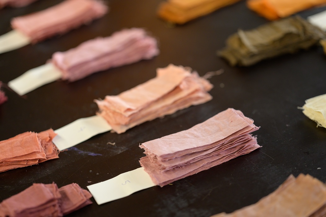 Skrawki tkanin posegregowane kolorystycznie.