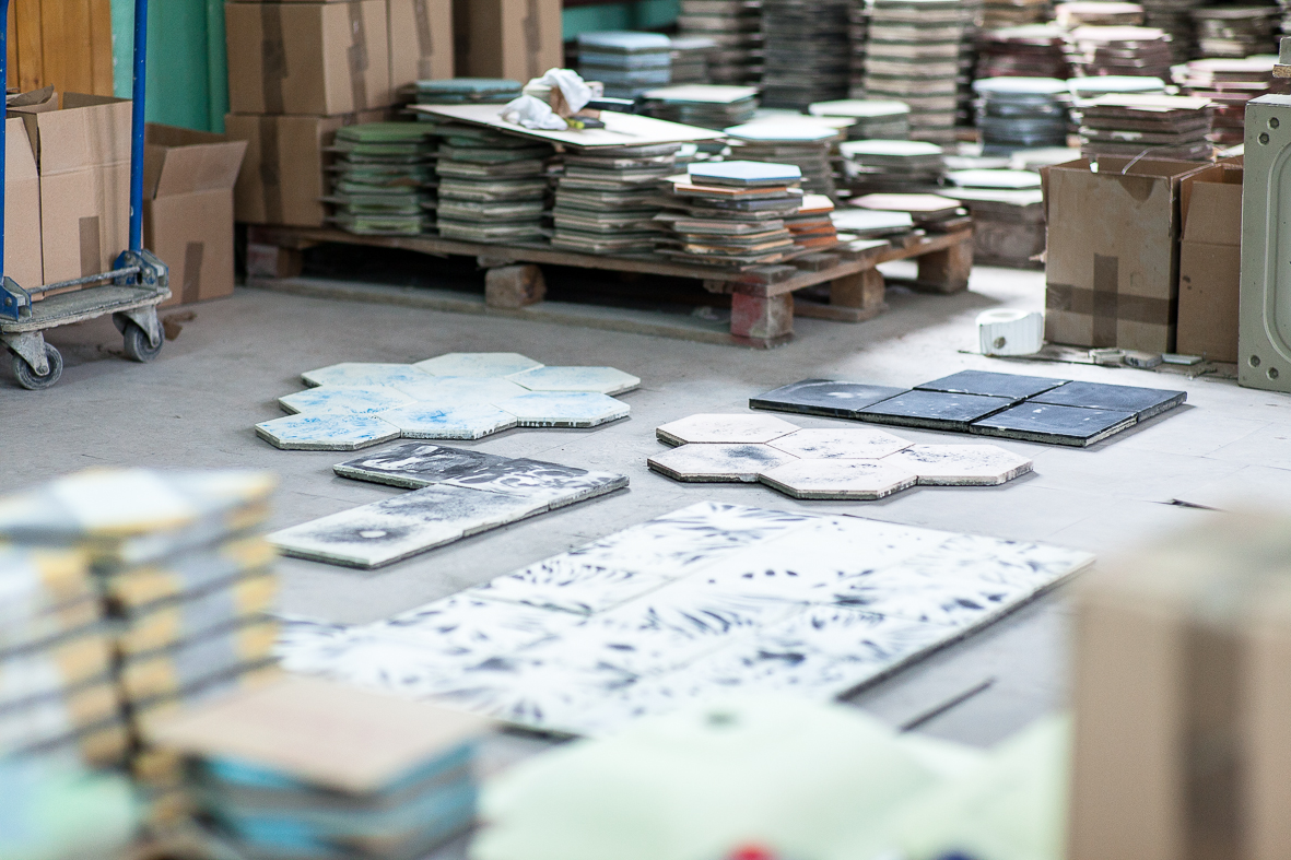Ceramiczne kwadratowe lub sześciokątne kafelki