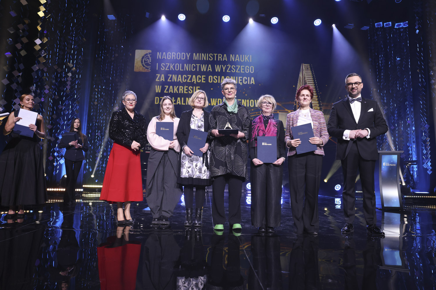 Agnieszka Jacobson-Cielecka z zespołem odbiera Nagrodę Ministra podczas Gali Nauki Polskiej