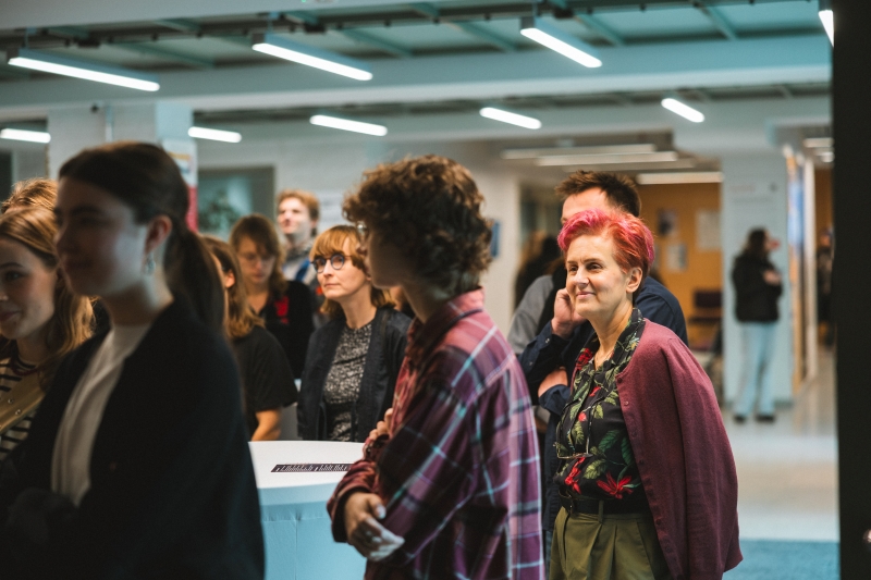 Publiczność podczas otwarcia jadłodzielni na Uniwersytecie SWPS w Warszawie: Jolanta Starzak i studenci