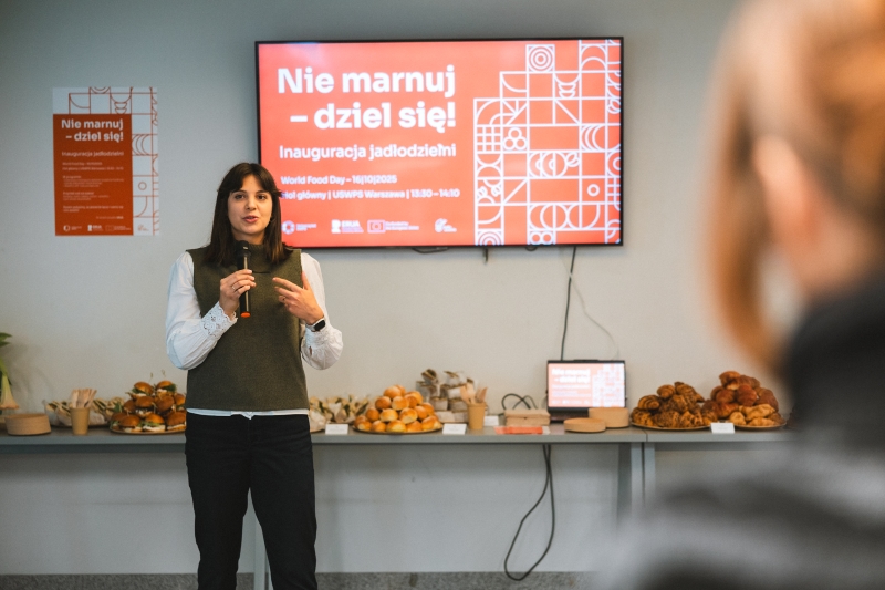 Zuzanna Jakubik przemawia na otwarciu jadłodzielni na Uniwersytecie SWPS w Warszawie