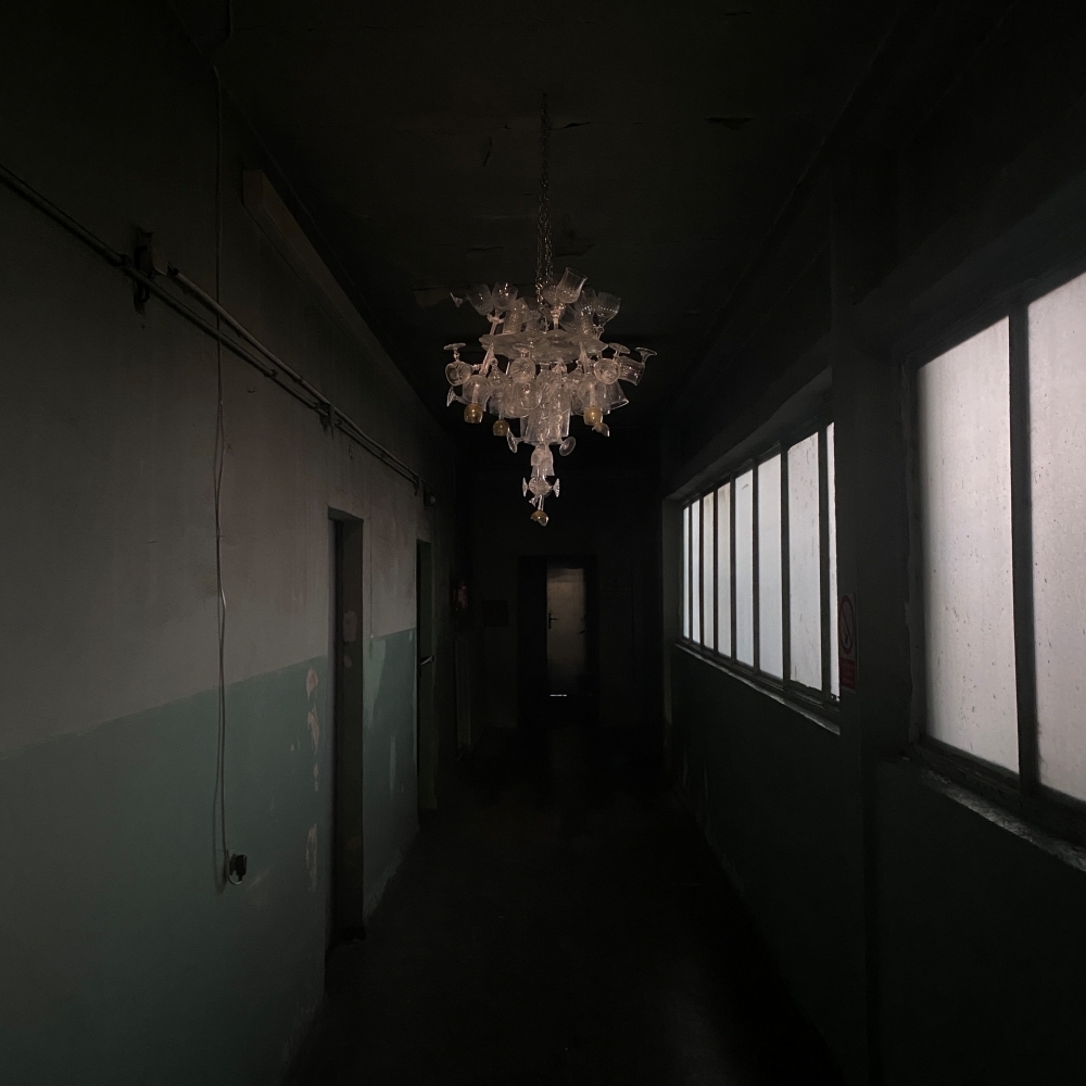 Installation resembling a chandelier, created by Aleksander Baszyński