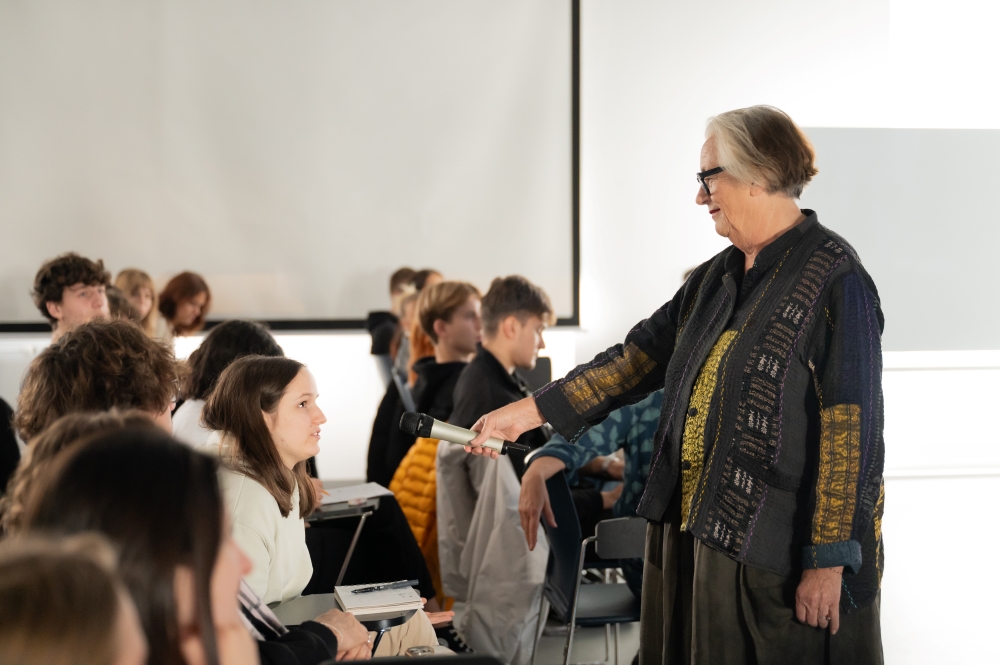 Studentka zadaje pytanie Lidewij Edelkoort w School of Form na Uniwersytecie SWPS