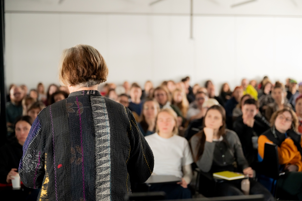 Na pierwszym planie Lidewij Edelkoort tyłem, w tle publiczność wykładu