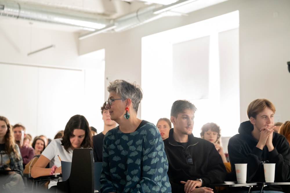 Publiczność słucha wykładu Lidewij Edelkoort w School of Form; wśród publiczności siedzi Agnieszka Jacobson-Cielecka