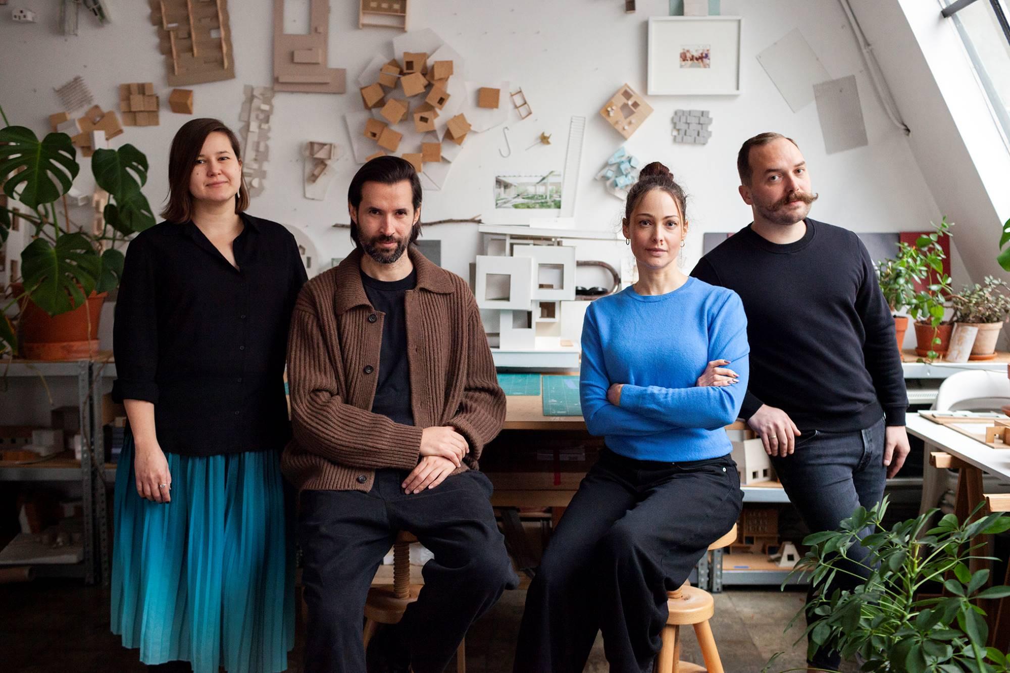 Twórcy wystawy w Pawilonie Polskim na Biennale w Wenecji. Od lewej: Aleksandra Kędziorek, Maciej Siuda, Katarzyna Przezwańska, Krzysztof Maniak. Fot. Maciej Landsberg/archiwum Zachęty