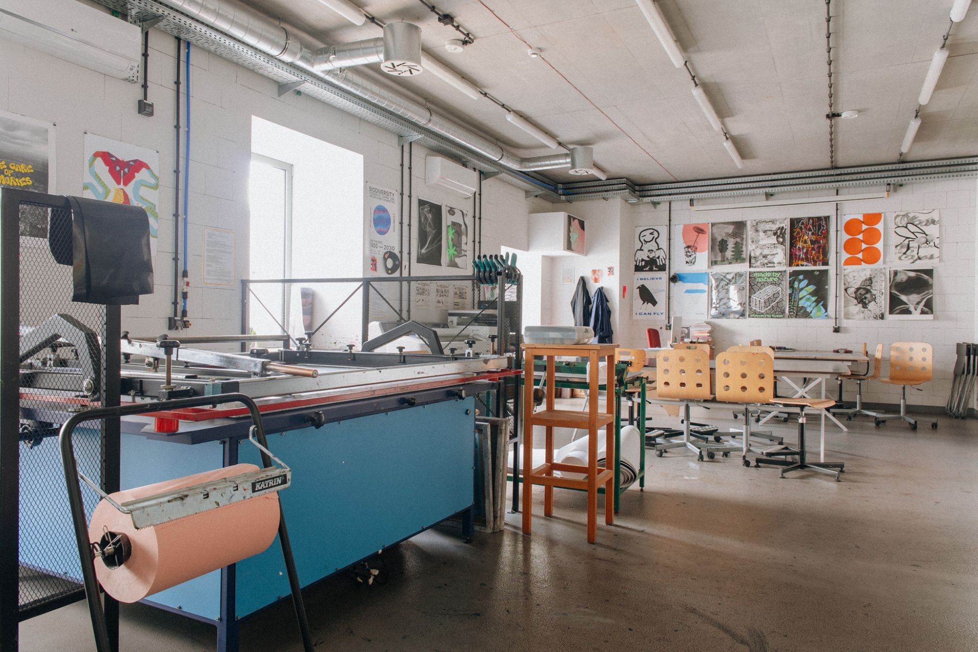 Widok na maszyny w pracowni sitodruku School of Form