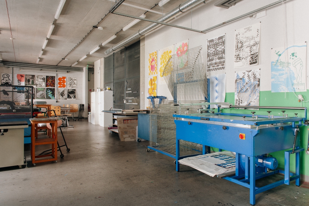 Widok na maszyny i stoły w pracowni sitodruku