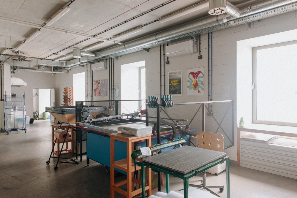 Widok na maszyny w pracowni sitodruku