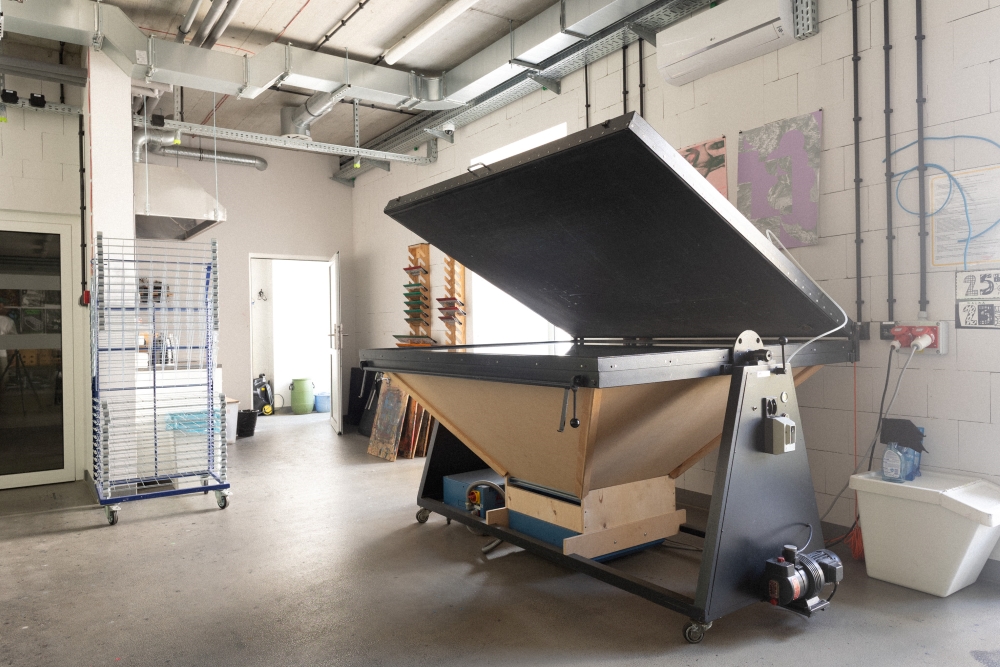 Widok na maszyny w pracowni sitodruku