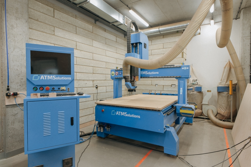 Maszyny w warsztacie stolarskim.