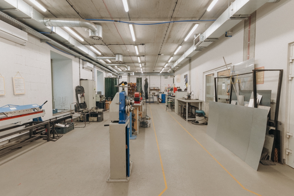 Wnętrze warsztatu ślusarskiego, szeroki plan.