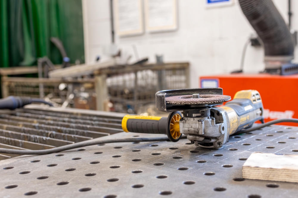 Na stole roboczym leżą narzędzia.