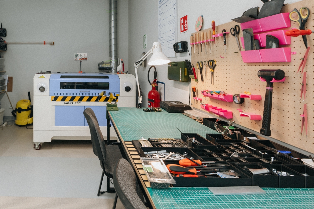 Wnętrze warsztatu digital. Zbliżenie na tablicę, na której wiszą narzędzia