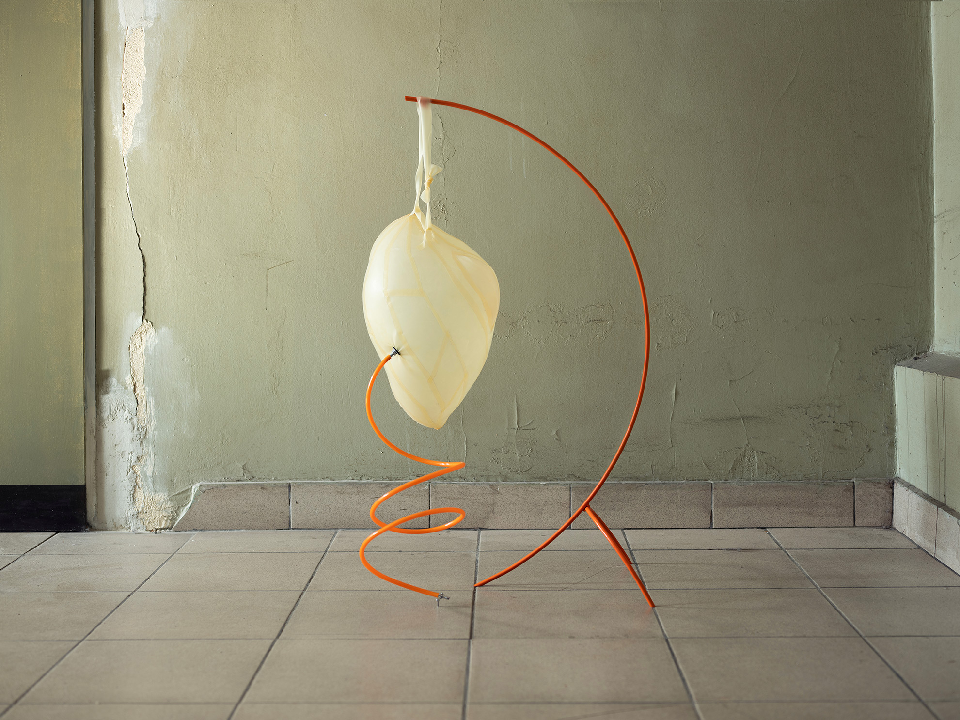 An inflatable object that is a metaphor for a memory that, like inflated balloons, distorts and disappears when the air is let out. The graduation project of Hanna Stankiewicz, a graduate of the School of Form