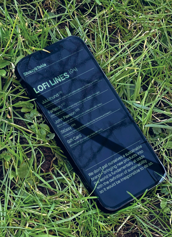 Photo of a smartphone lying on the grass. The graduation project of Mateusz Gonerko, a graduate of the School of Form.