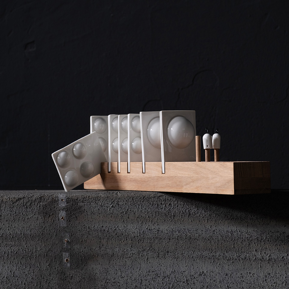 Photo showing the ceramic set for fixing the smell of the house