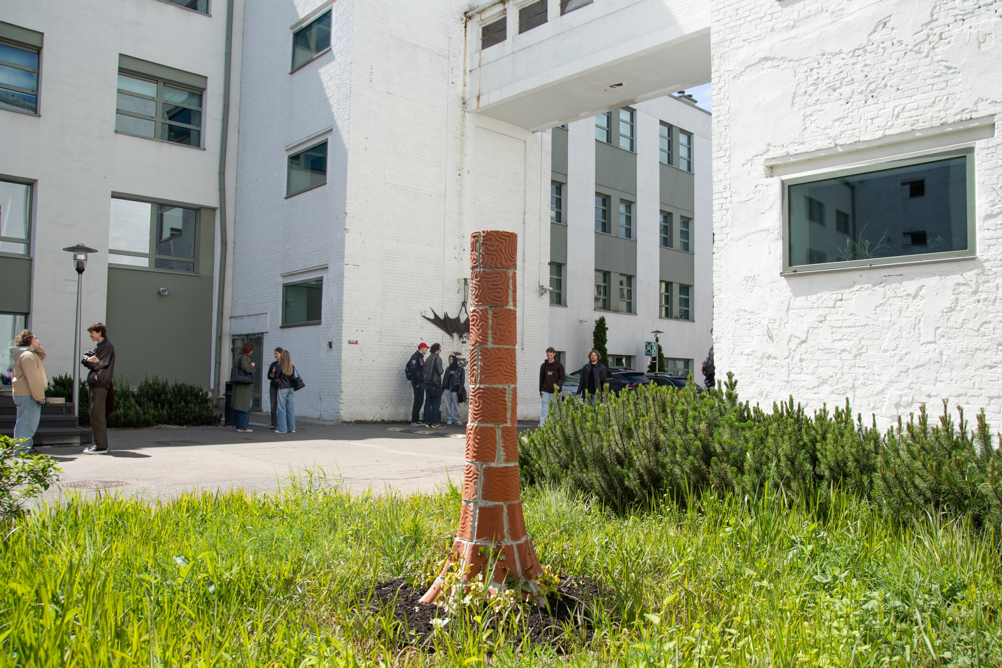 Obiekt stworzony przez studentów na dziedzińcu School of Form Uniwersytetu SWPS; kształtem przypomina ceglany komin, rozszerza się ku dołowi