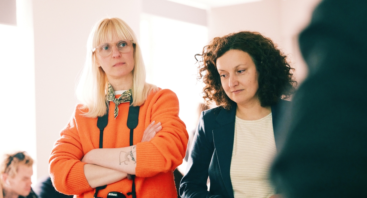 Anita Basińska from the School of Form and a representative from Żona Krawca look at the students’ projects.